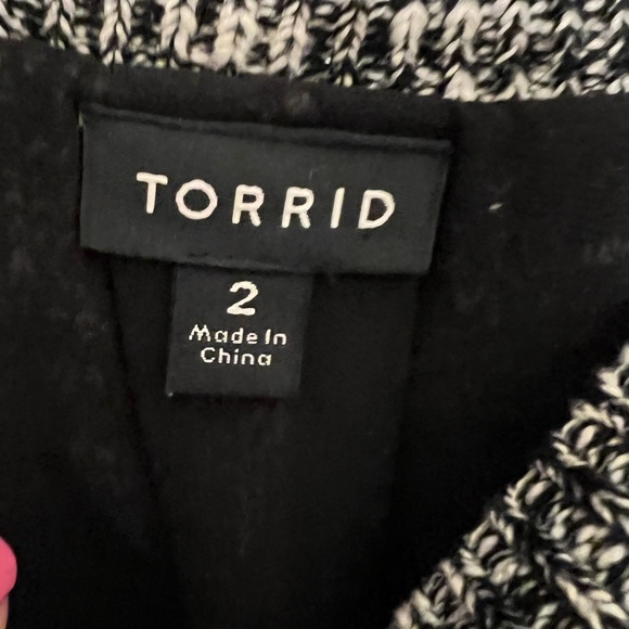 BLACK & WHITE MARLED COLD SHOULDER 2FER SWEATER-KNIT TOP - Picture 6 of 7